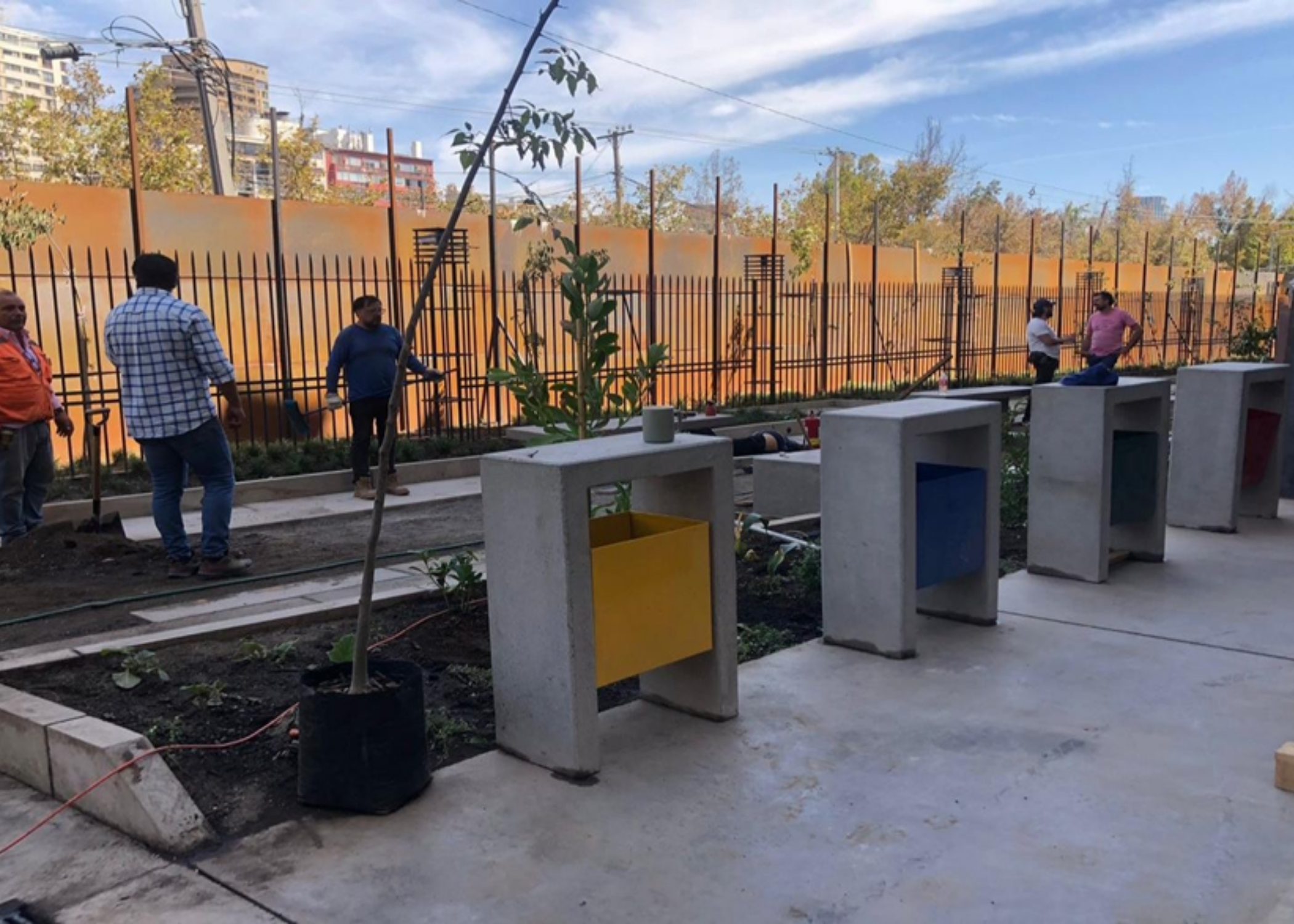 Mobiliario urbano (basureros)