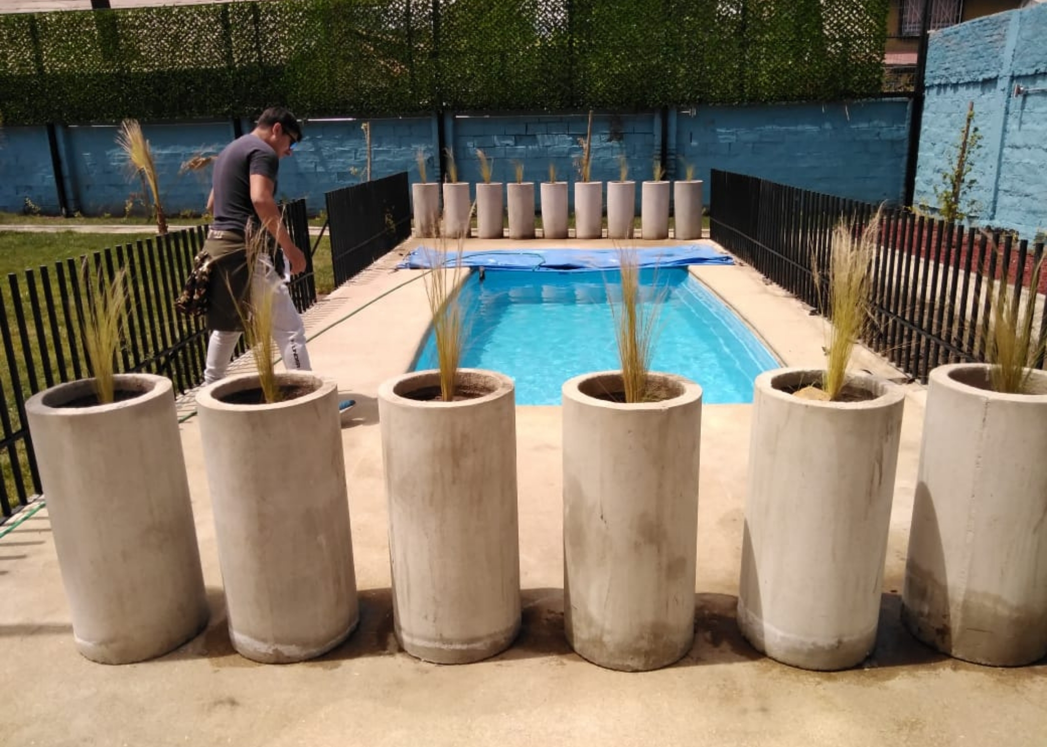Piscina y maceteros